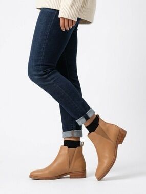 New Nisolo Everyday Chelsea Boot Almond Color Ankle Boot Leather size 7.5 NWT